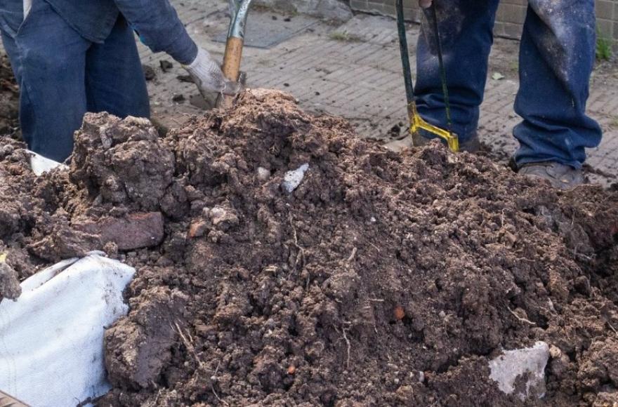 Continúa la reparación de cañerías.