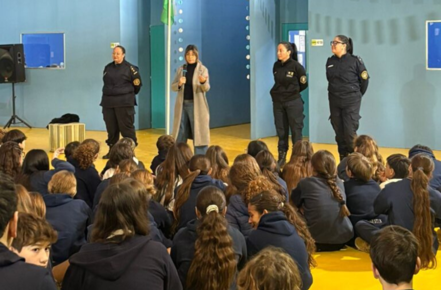 La Dirección de la Mujer continúa desarrollando charlas formativas en distintas escuelas secundarias del Partido.