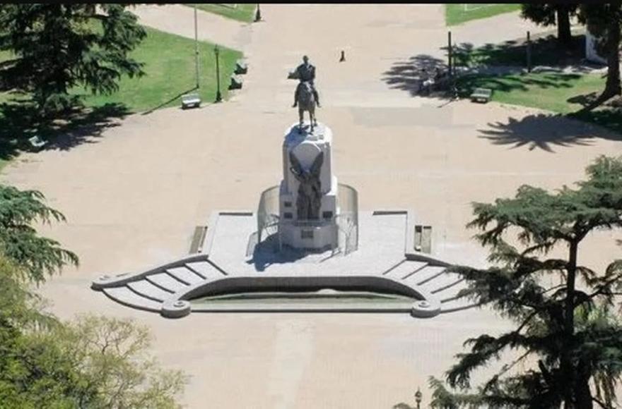 Clark cuestionó la posible apertura de la Plaza 25 de Mayo y pidió más participación ciudadana