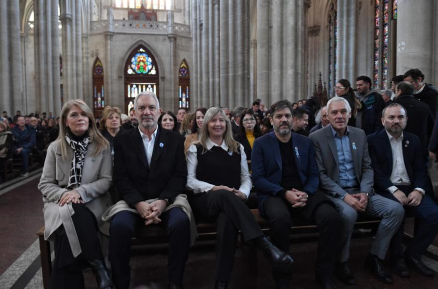 La ceremonia contó también con la presnecia del intendente local, Julio Alak, funcionarios del Gobierno bonaerense, dirigentes sociales y fieles de la región.