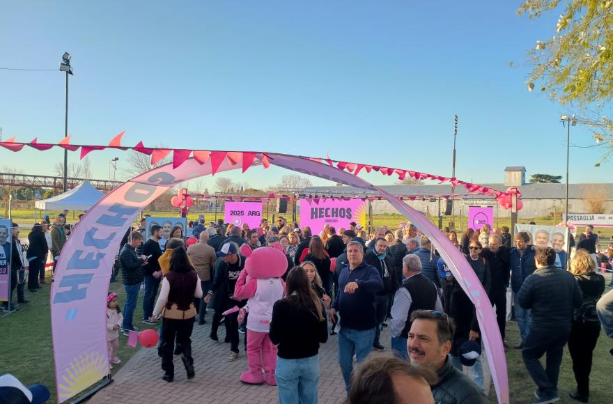 El parque Ugarte fue el lugar elegido, con un estilo kermesse la gente llegaba y podía conseguir su gorra, remera, pin, calcomanía y pochoclo.