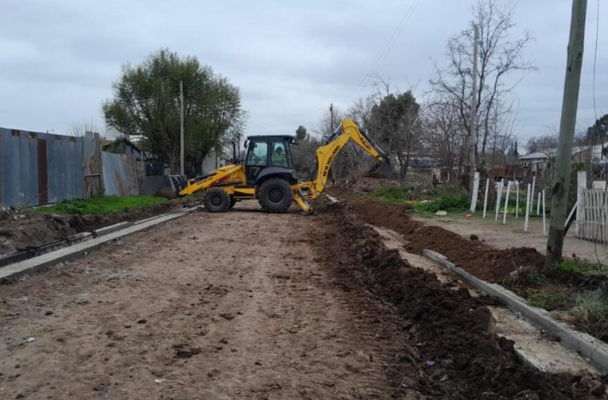 Obras de cord&oacute;n cuneta y asfalto en diferentes barrios