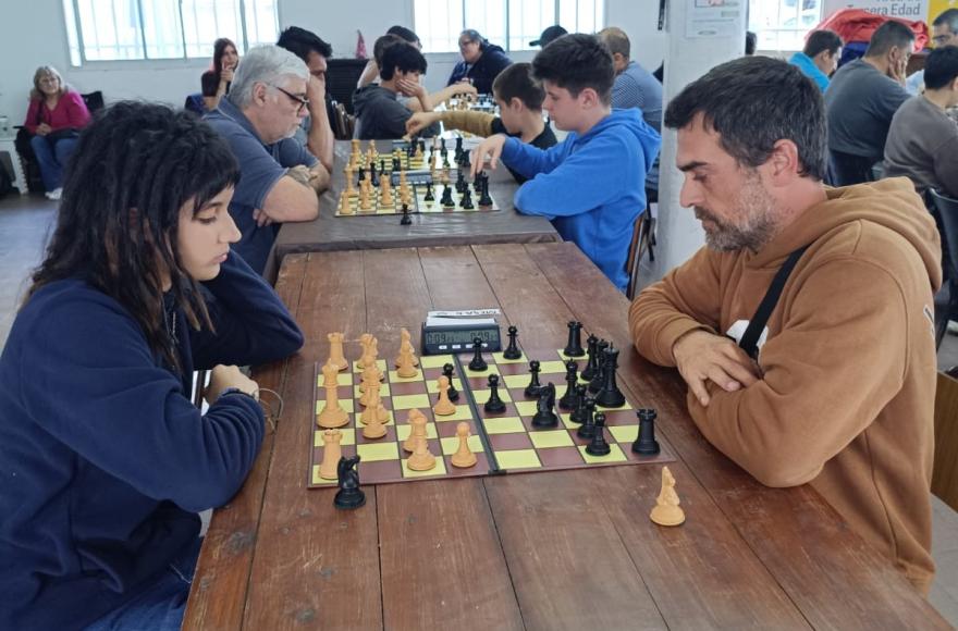 Ajedrez, pizzas y camaradería en el Torneo de Partidas Rápidas de la UPAAC