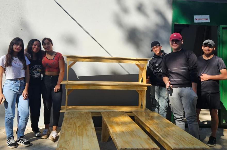 Realizaron bancos de madera.