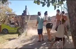 Un caballo cayó en un pozo ciego y fue rescatado por los vecinos