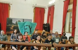 Al grito de "da la cara Maiztegui", el Movimiento EY! presenció la sesión