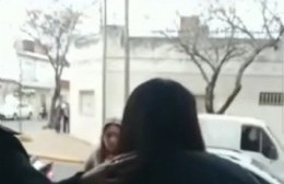 Una madre fue a ver a su hijo a la feria de ciencia y la policía la retiró esposada