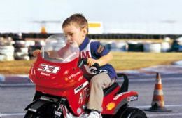 Concesión de autos y motos a batería para niños en la Plaza Miguel Dávila