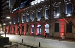 El Palacio Municipal se iluminó de rojo: los motivos