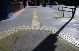 Relevamiento de accesibilidad en Avenida de Mayo: detectaron importantes barreras para la circulación