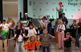 Más de 300 adultos mayores disfrutaron a pura música, baile y humor
