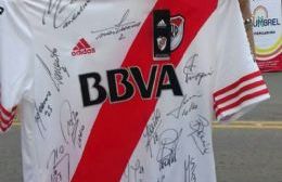 La Escuela 502 sortea camiseta de River firmada por los jugadores