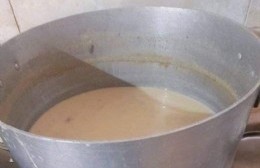 Abuela y nieta preparan arroz con leche para entregar a las familias que lo necesiten