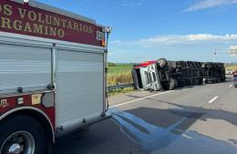 Trágico vuelco de un camión sobre la Autopista N° 8