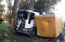 Una mujer herida en Rojas: el camión estaba estacionado, falló el sistema de frenos y se deslizó contra una casilla de comidas