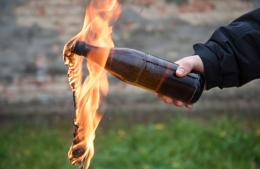 Ataque molotov a un auto en barrio 27 de noviembre
