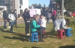 Grupo de padres reclaman por la vacuna para sus hijos