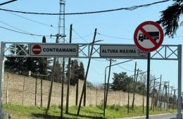 Instalan limitadores de altura en calle Mansilla para ordenar el tránsito pesado