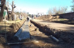 Avanza la obra de cordón cuneta en Barrio Kennedy