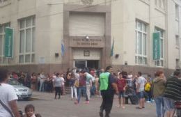 Continúan las largas colas en los bancos