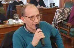 A Julio Adrover le "da vergüenza" debatir el nombre de una escuela en el marco de un paro