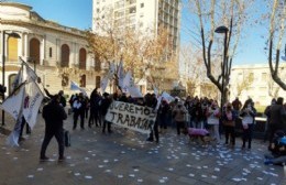 El intendente salió a la plaza para hablar con los empleados del Bingo