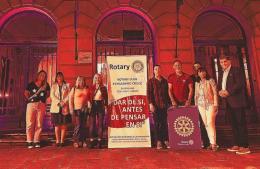 La Municipalidad se iluminó de rojo en el marco de la lucha contra la poliomielitis