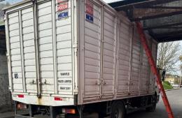Mal cáculo: intentó pasar y casi tira el puente