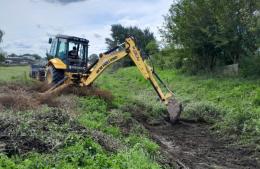 Limpieza de canales para mejorar el drenaje en barrio Jorge Newbery