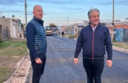 Martínez recorrió la obra de pavimentación en el Barrio Güemes