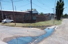 A pesar de los reclamos el agua servida sigue en la calle