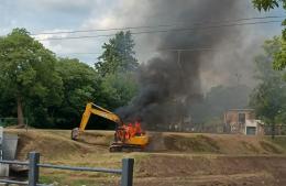 Se incendió una excavadora mientras realizaba trabajos de mantenimiento en el arroyo