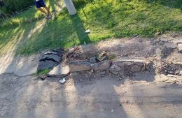 Vecinos reclaman mejoras en las calles y alertan que el desnivel provoca ingreso de agua en las viviendas