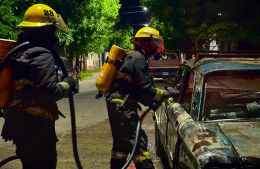 Peligro por el incendio de un vehículo a la madrugada