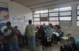 Violencia sin control en una escuela: pelea entre alumnas terminó con destrozos, heridos y escándalo