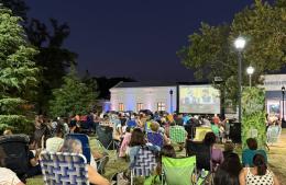 Más de 300 pergaminenses disfrutaron de una noche de cine al aire libre