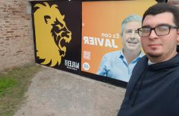 Se develó el misterio del local con la foto de Martínez y el logo de Milei
