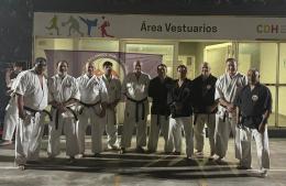 Fortalecer lazos: práctica conjunta de karate